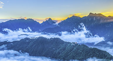 九華山現(xiàn)云海美景